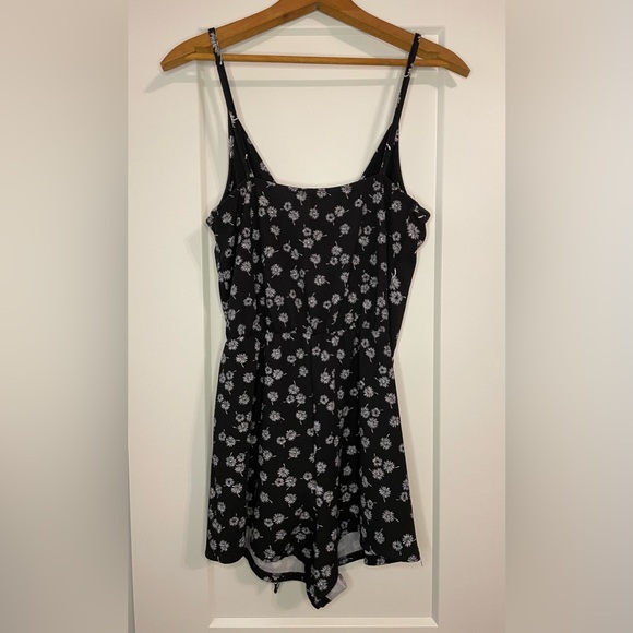 Urban Outfitters Romper - Picture 6 of 8